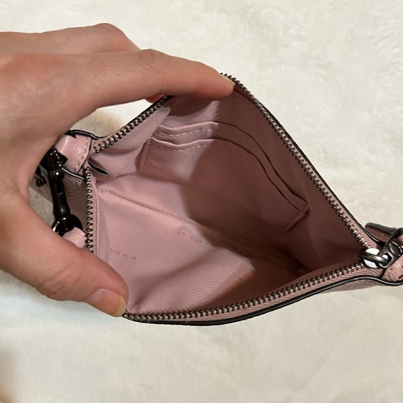 Like new Coach Large Pouch pebbled leather wristlet blush pink - Picture 8 of 11